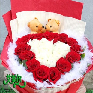 33朵红白玫瑰心形潍坊鲜花店同城速递潍坊艾美尔手捧花情人节鲜花