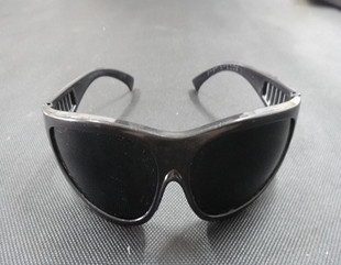 劳保眼镜黑色电焊墨镜电焊防护镜护目镜电焊眼镜防电弧光强光