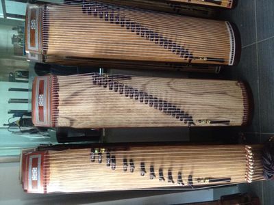 伽倻琴       朝鲜族乐器   23弦，（12、21、23、25弦）