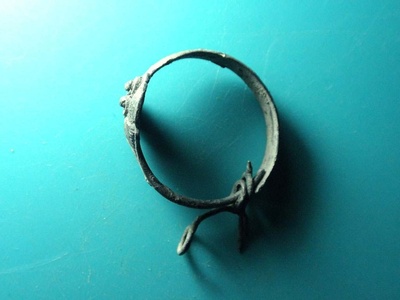 保真包老！明清时期青铜耳环一枚 直径25mm 重5.2克 品相如图