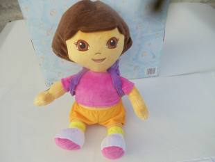 正版费雪坐姿朵拉玩偶毛绒玩具dora爱探险的朵拉娃娃坐量32ＣＭ