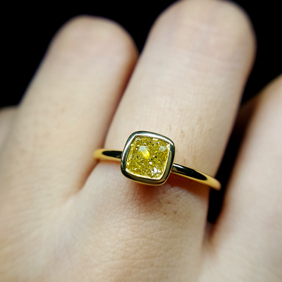 天然彩色钻石黄钻戒指黄色钻石18K黄金包镶钻石戒指彩钻戒指