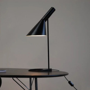 设计师北欧宜家现代简约创意美式阅读LED客厅办公床头护眼AJ台灯