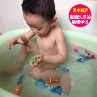 宝宝洗澡玩具 神奇发光游摆电动鱼 会游泳的乐宝仿真机器小丑鱼子