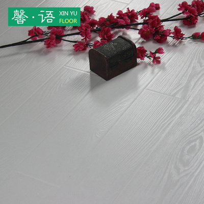 特价简约家用纯黑纯白同步浮雕强化防水耐磨复合仿实木地板12mm